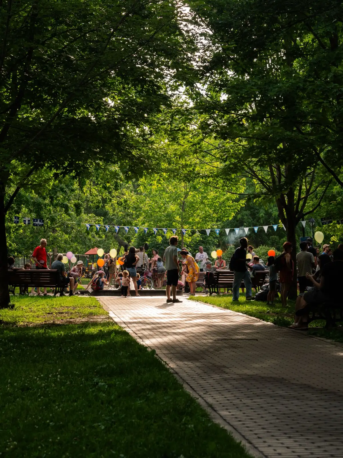 Une fête de voisins dans le parc de la résidence